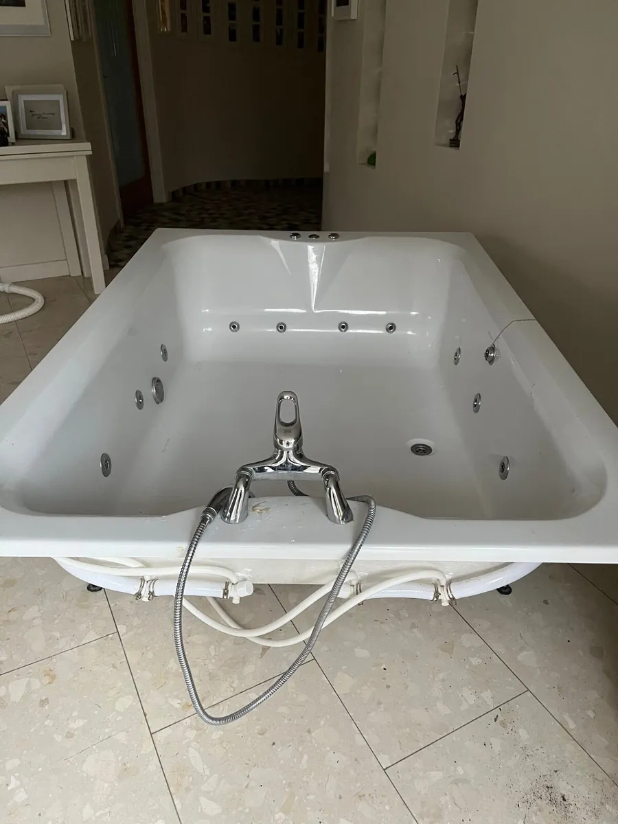Up to 4-person jakuzzi bath in perfect condition - Image 3