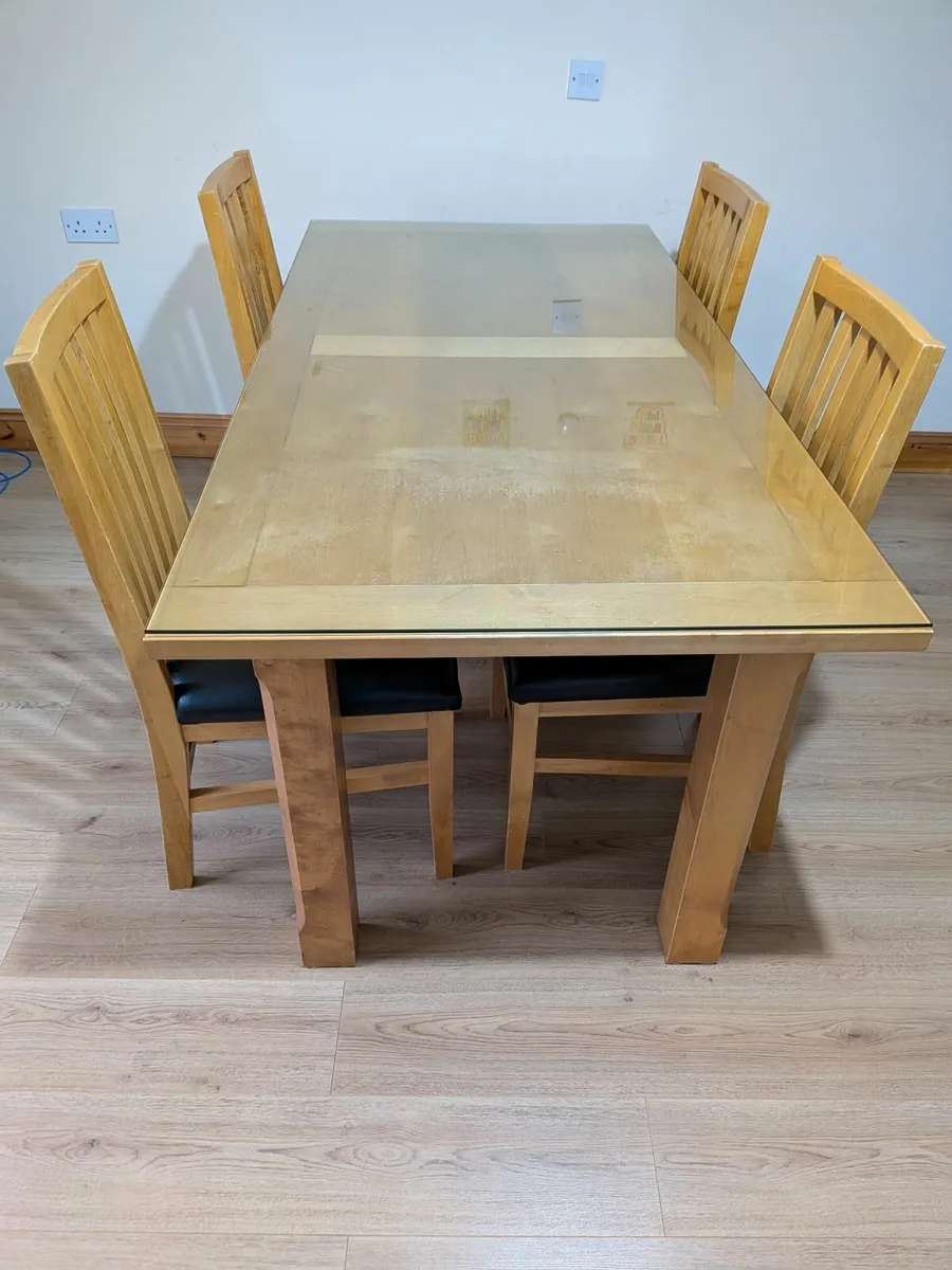 Table and 4 chairs - Image 1