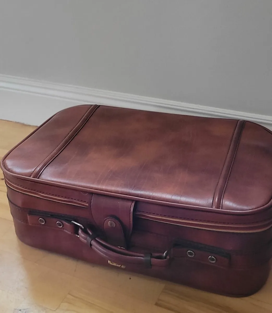 VintagecSuitcase - Image 1