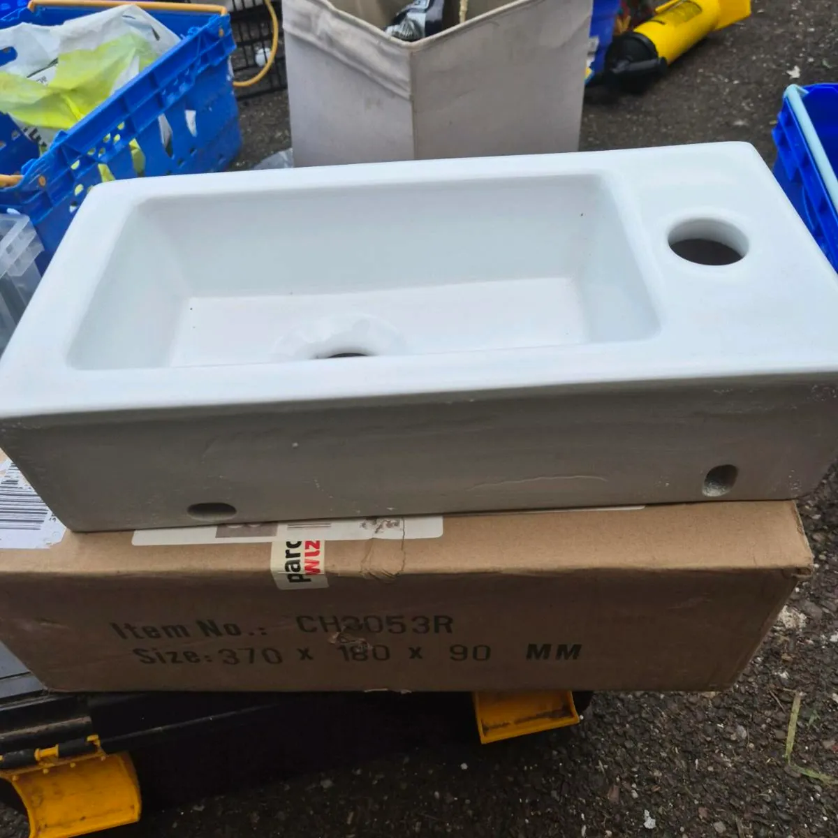 Small ceramic bathroom sink - Image 2