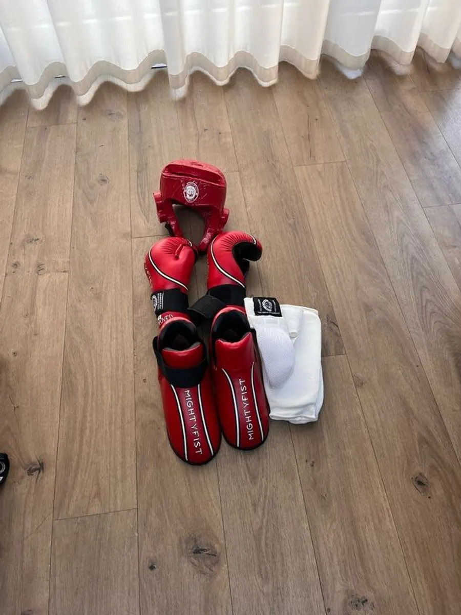 Taekwondo sparring gear size medium