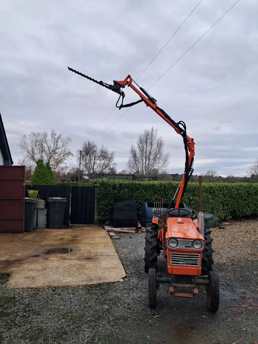 Hedge cutter with compact tractor - Image 4