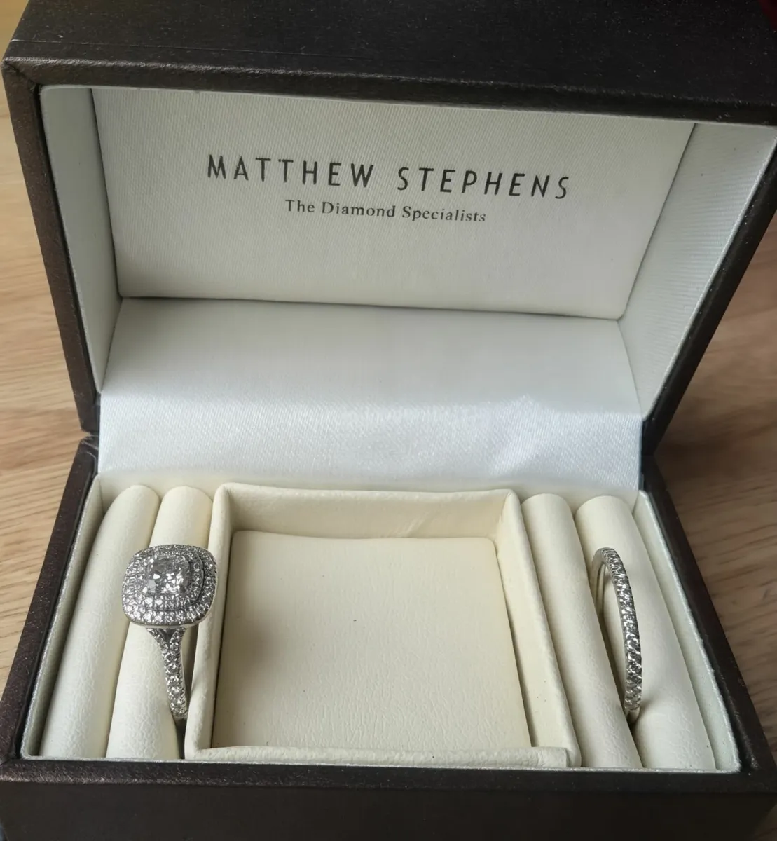 Engagement ring and wedding band - Image 2