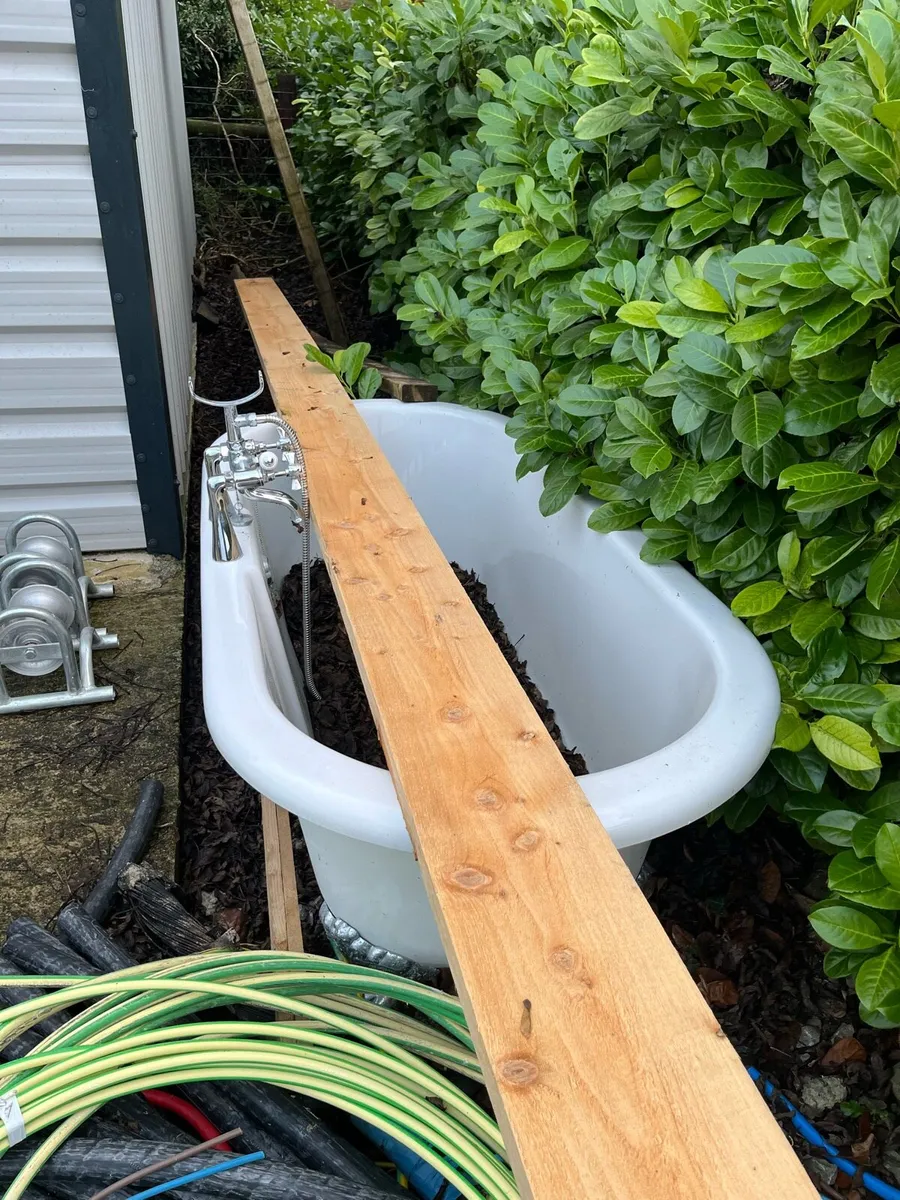 Antique style freestanding bath tub - Image 1