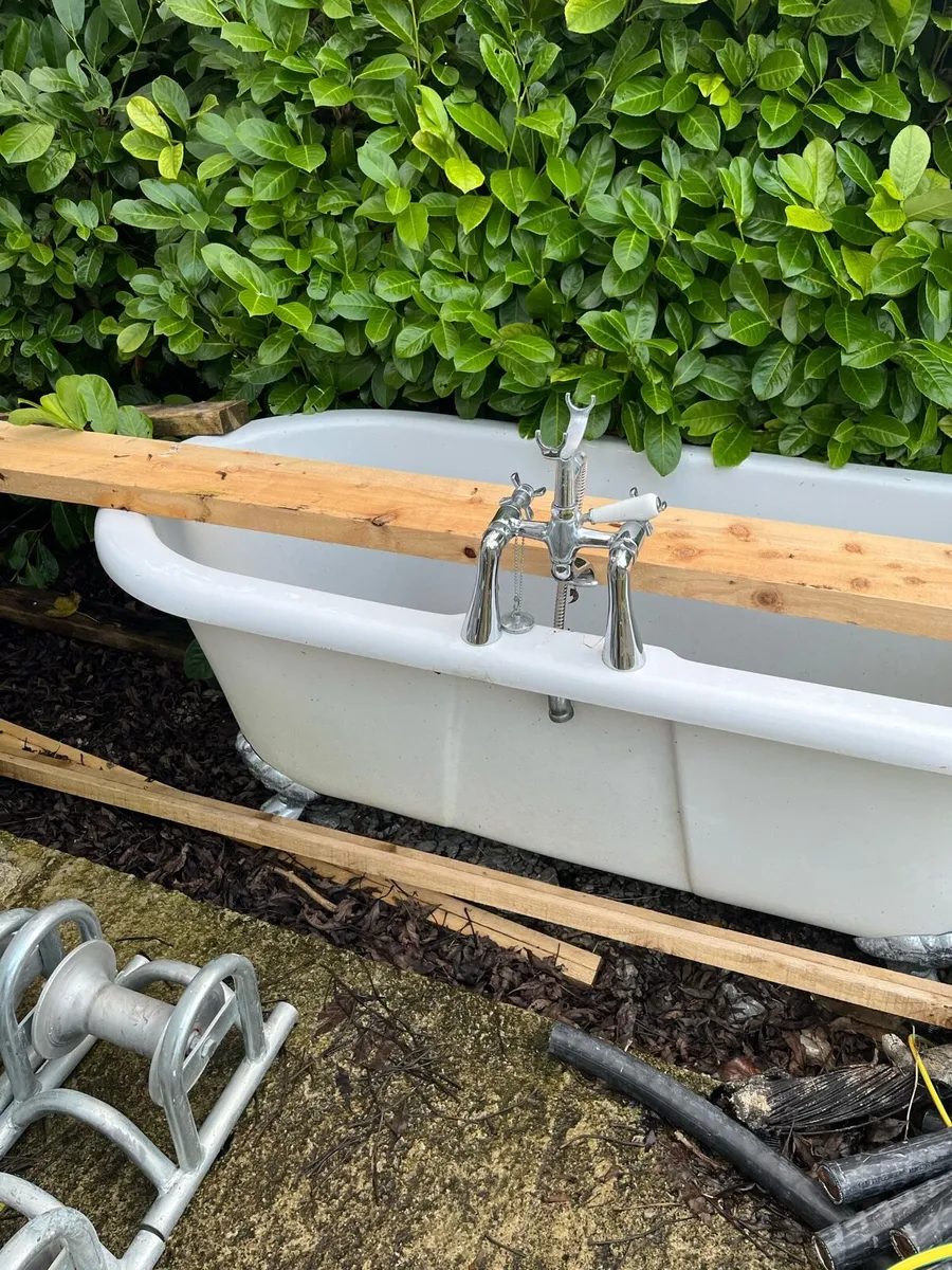 Antique style freestanding bath tub - Image 2