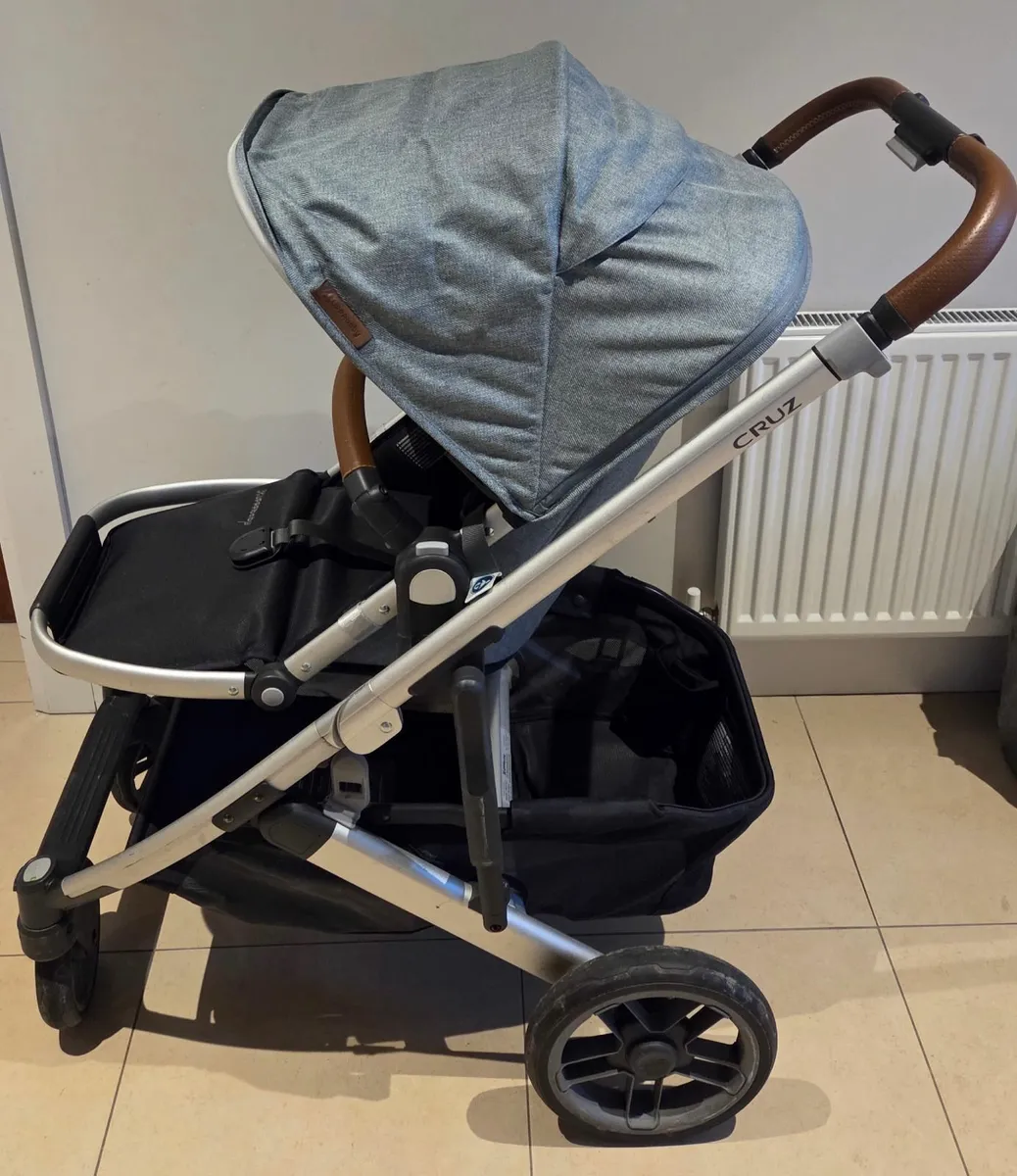 Uppababy Cruz & Maxi Cosi Car Seat (+base+adapter) - Image 1