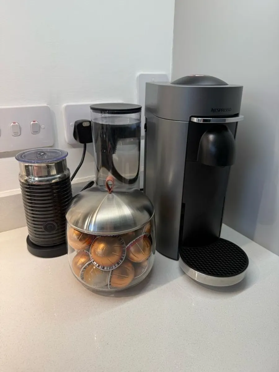 Nespresso VertuoPlus Coffee Machine, Aeroccino Milk Frother & Display dispenser - Image 1