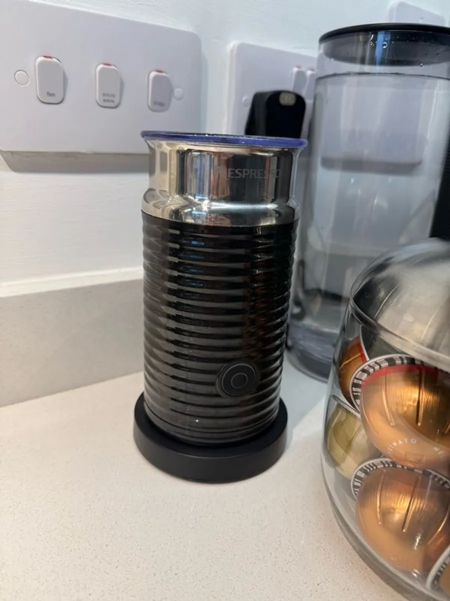 Nespresso VertuoPlus Coffee Machine, Aeroccino Milk Frother & Display dispenser - Image 2
