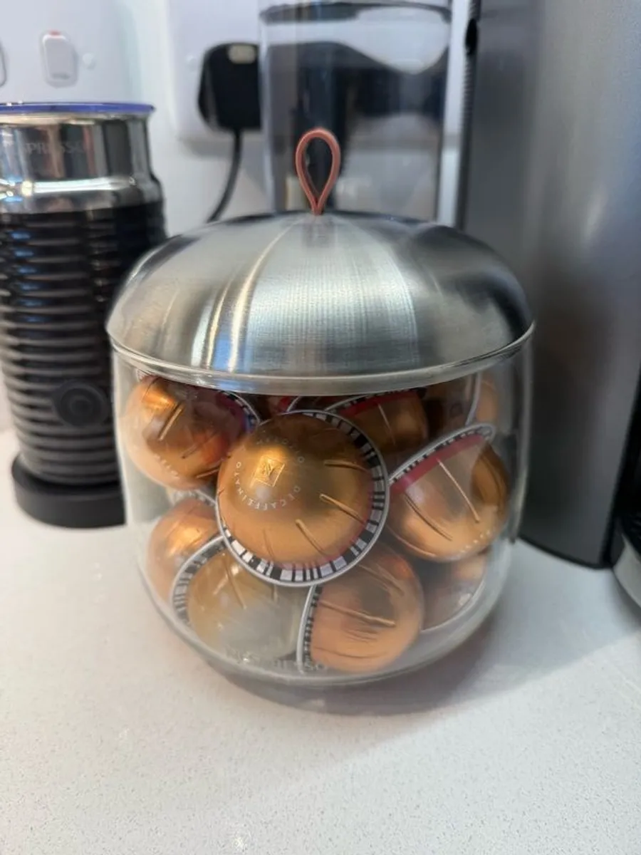 Nespresso VertuoPlus Coffee Machine, Aeroccino Milk Frother & Display dispenser - Image 3