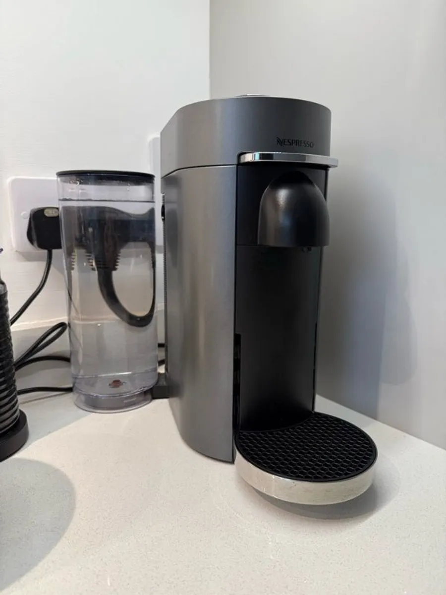 Nespresso VertuoPlus Coffee Machine, Aeroccino Milk Frother & Display dispenser - Image 4
