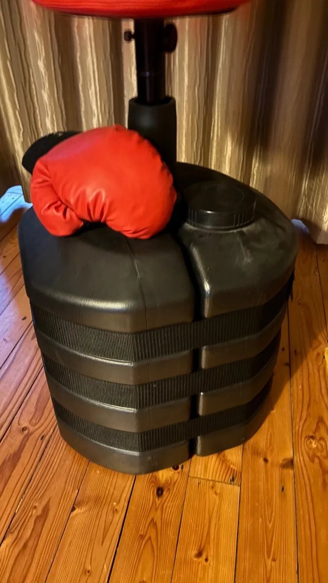 Free-standing punching bag - Image 2