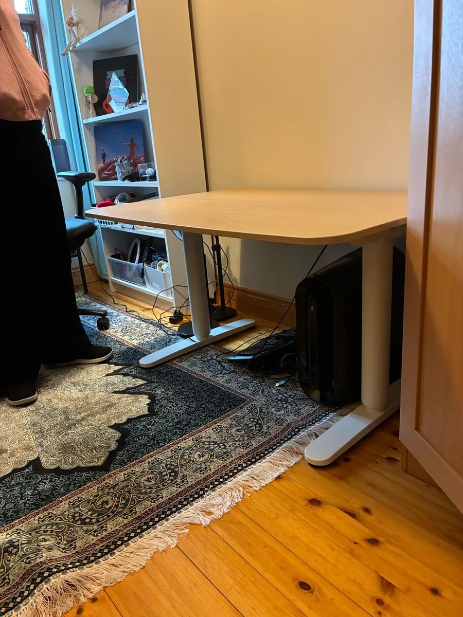 Electric standing desk - Image 1