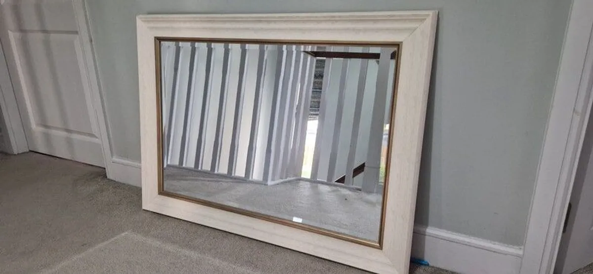 Wall mount decorative mirror - Image 1