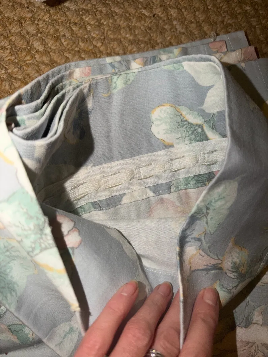 Pair or curtains - Image 2