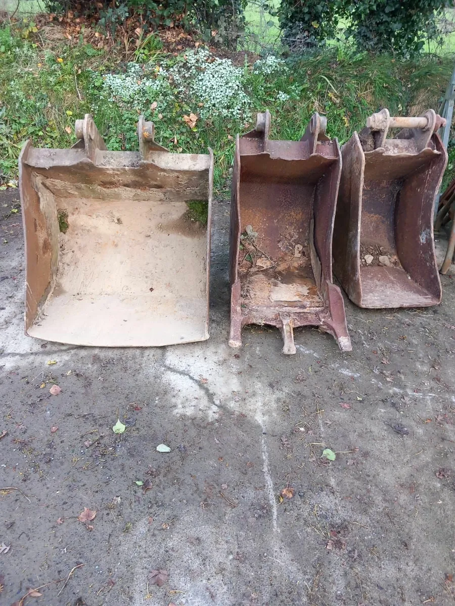 4 x JCB 3CX buckets and diesel tank - Image 1