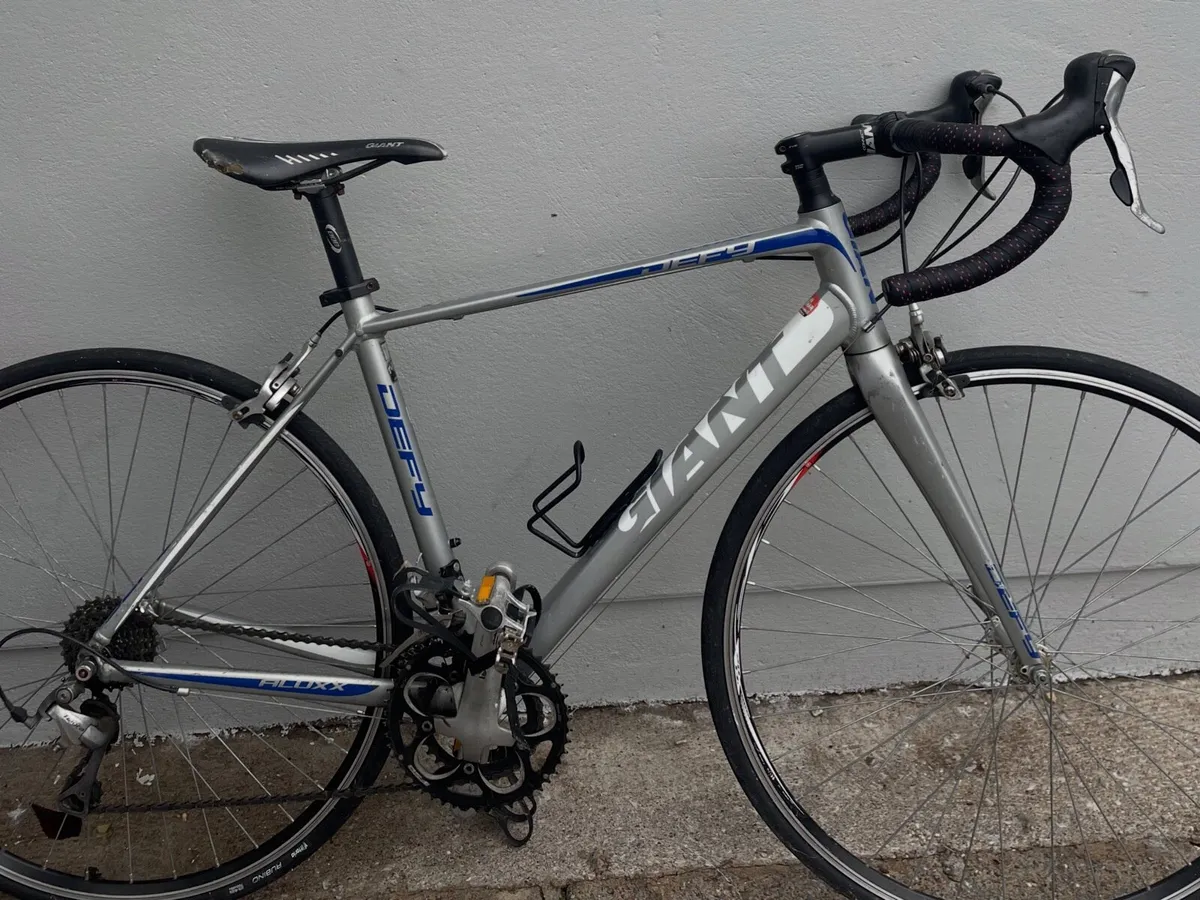 Giant Defy 2 - 10 speed Medium frame