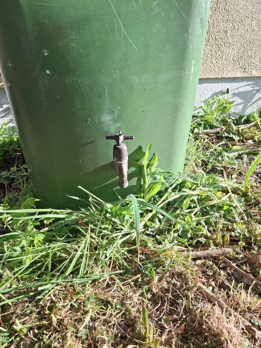 30 Heavy-Duty Garden Pots & Water tap container. - Image 3