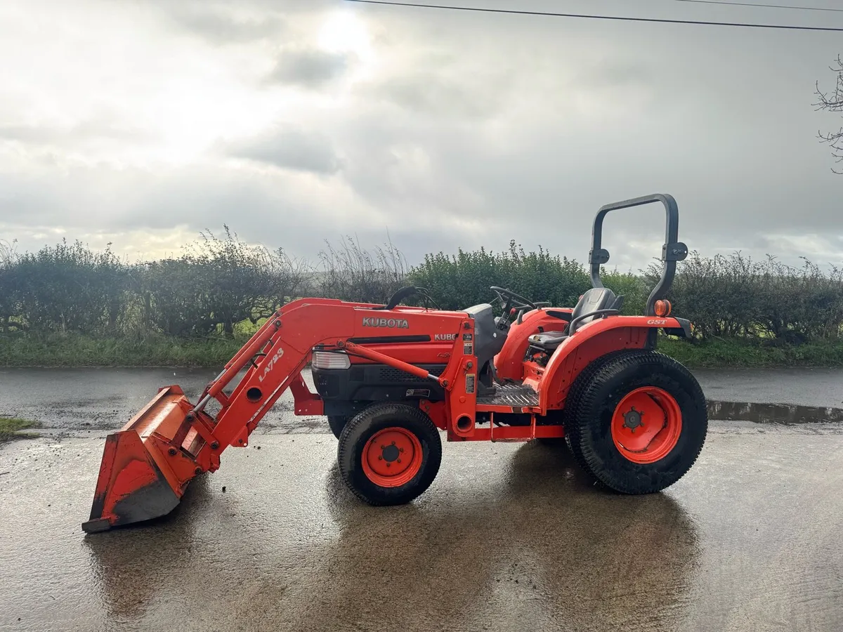 Kubota Compact Tractor with Loader - Image 4