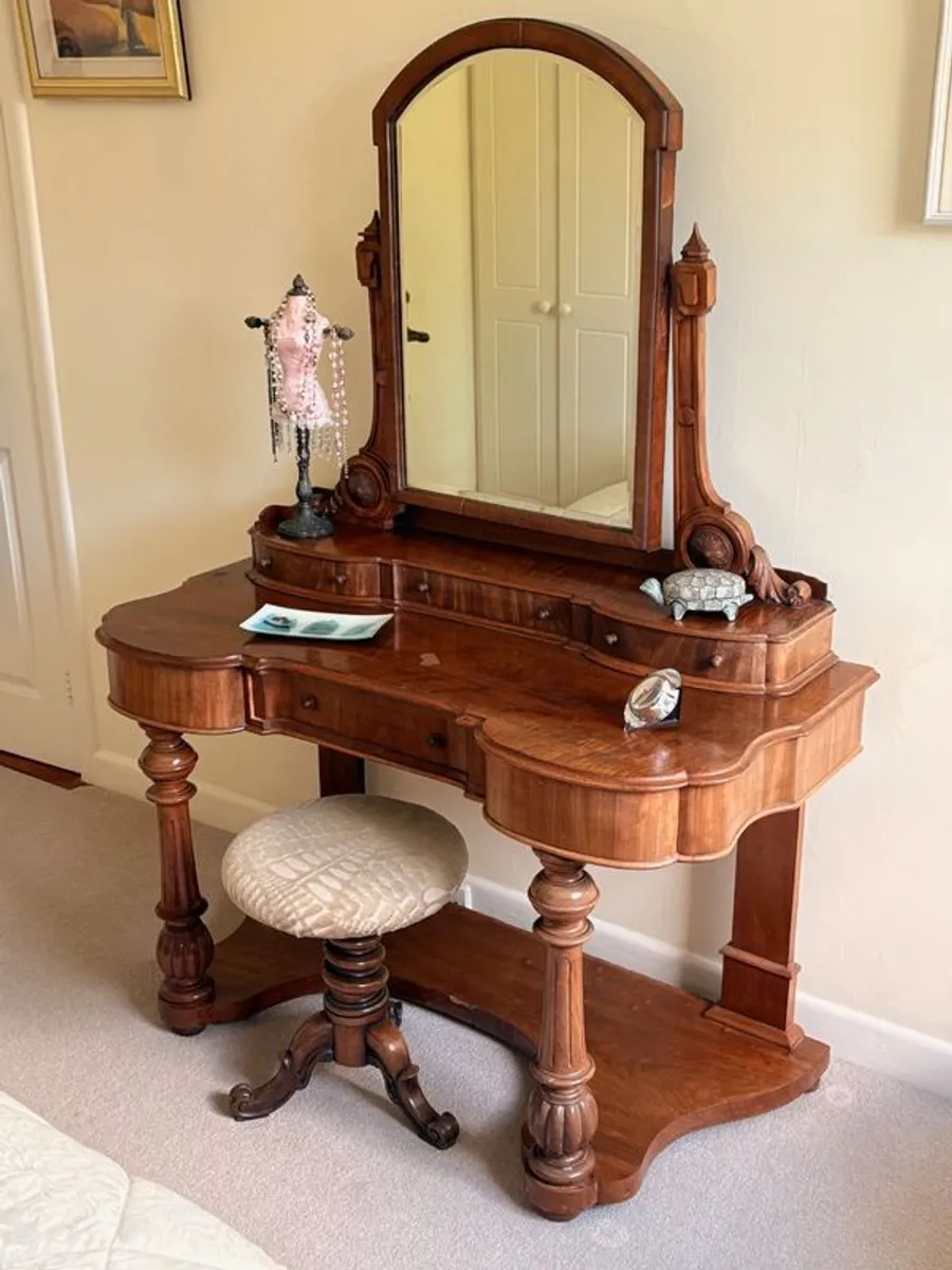 Kidney Dressing Table - Image 2
