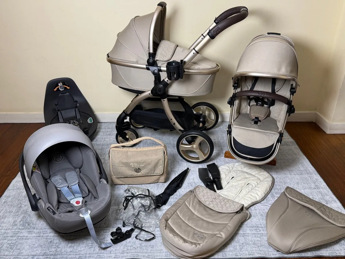 Egg 3 Cybex car seat with isofix base travel - Image 1
