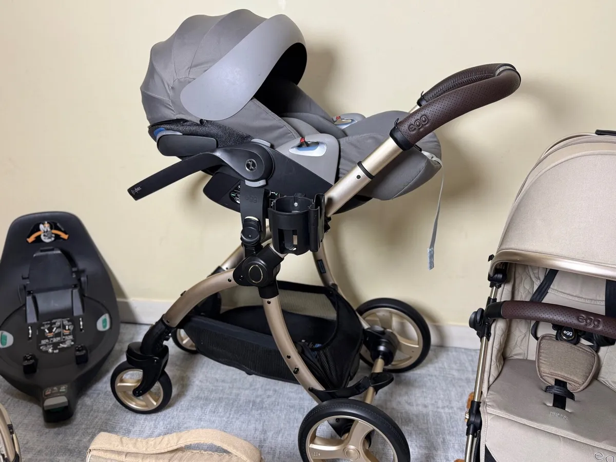 Egg 3 Cybex car seat with isofix base travel - Image 3