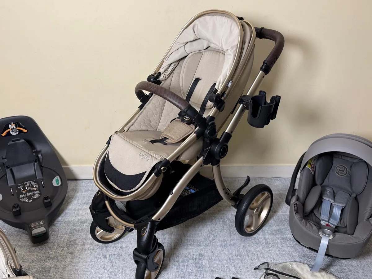 Egg 3 Cybex car seat with isofix base travel - Image 4