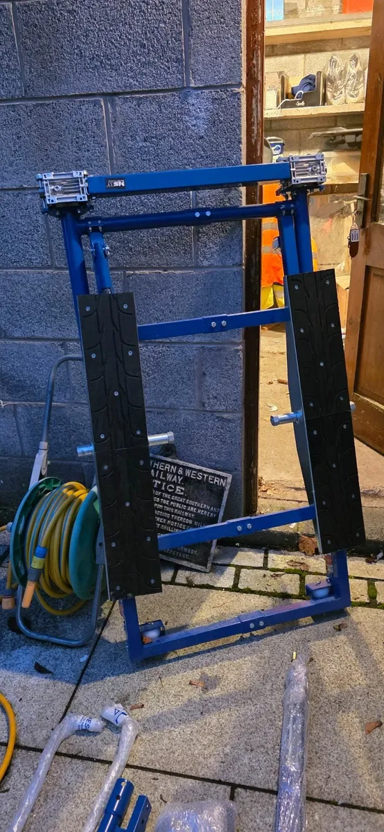 MSW TILTING CAR LIFT-NEVER USED! - Image 4