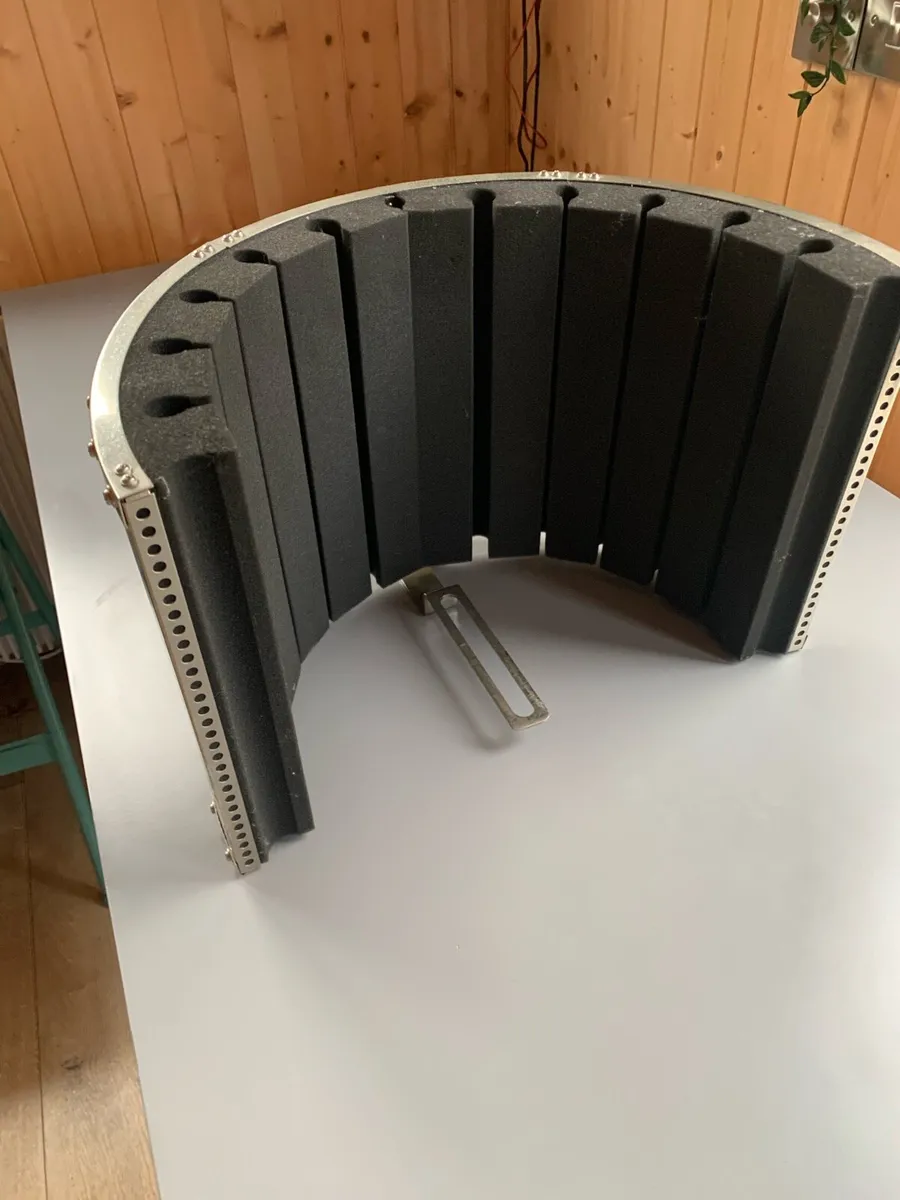 Microphone reflection/acoustic screen - Image 1