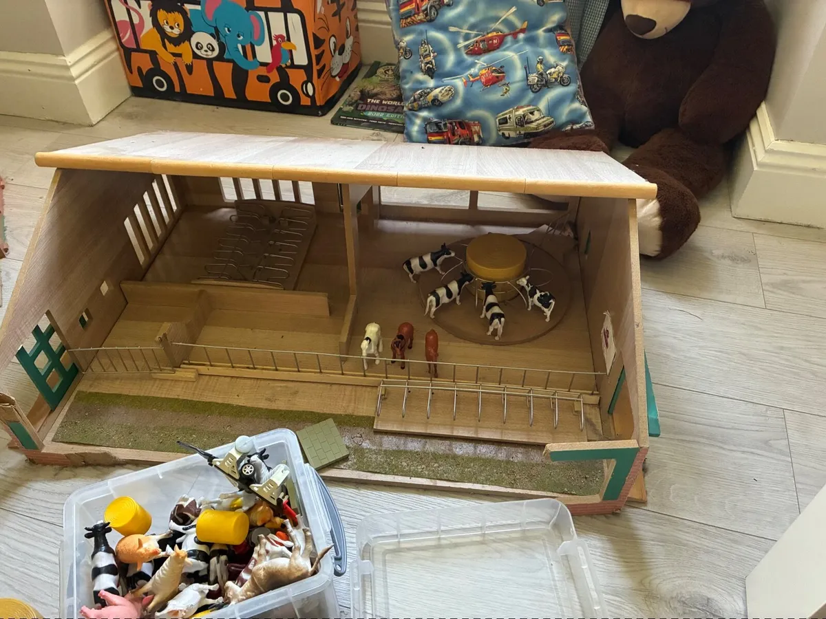 Toy cattle/horse barns - Image 1