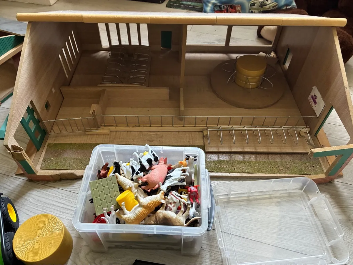 Toy cattle/horse barns - Image 2