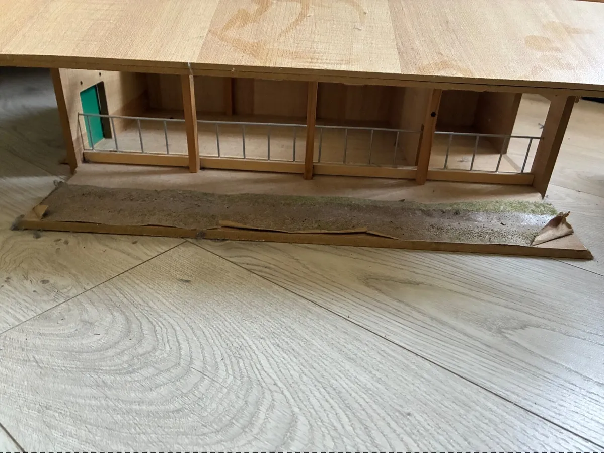 Toy cattle/horse barns - Image 3