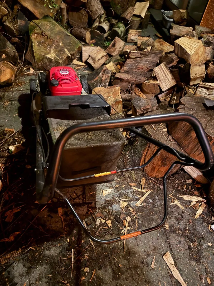 Honda lawnmower for parts or repair - Image 2