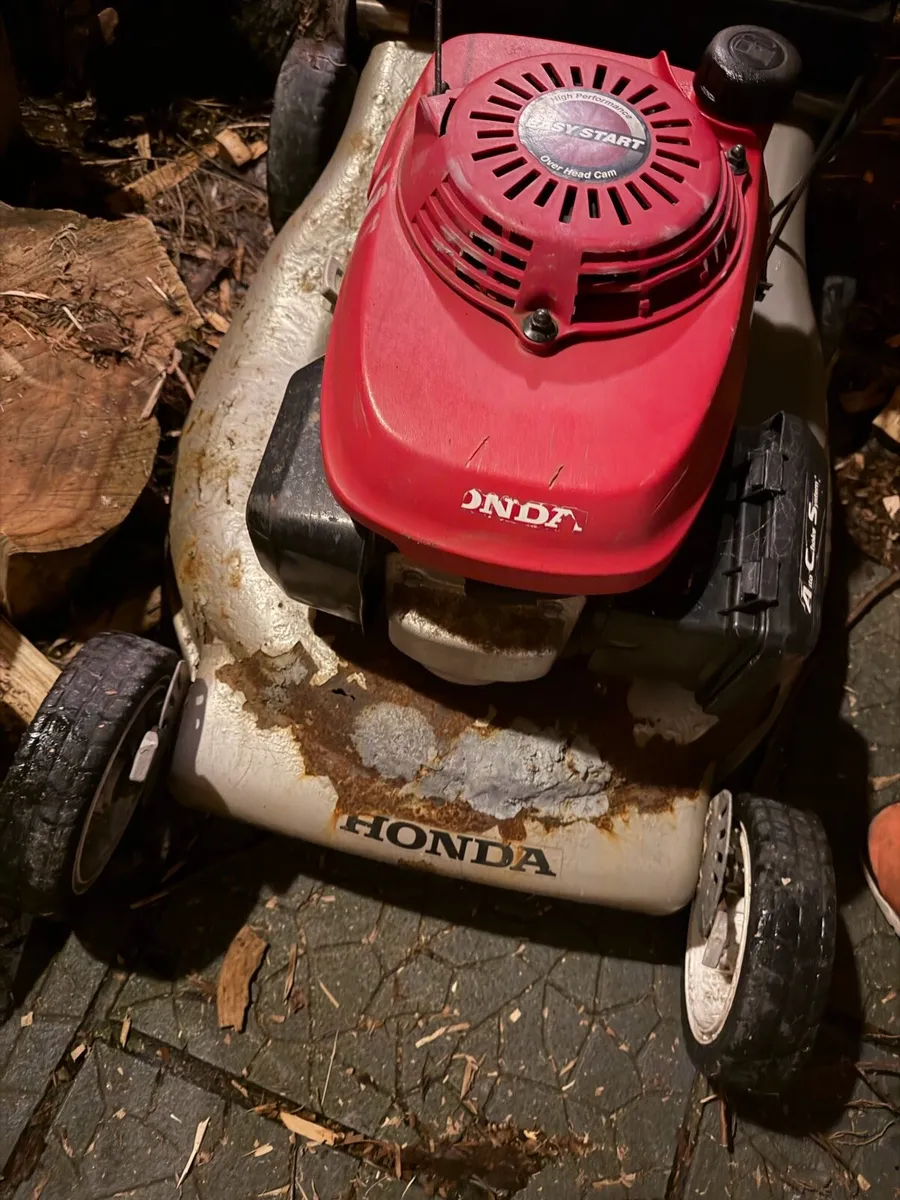 Honda lawnmower for parts or repair - Image 3