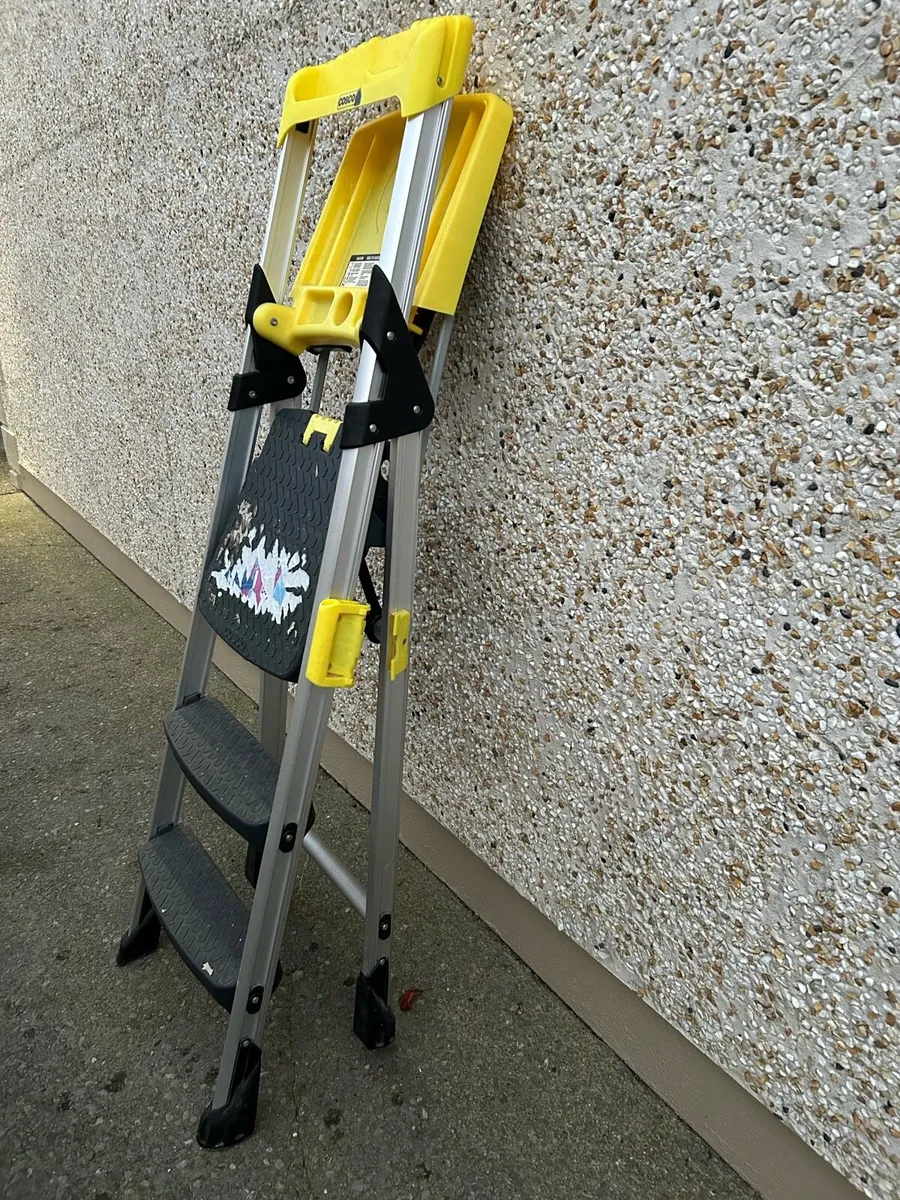 Cosco  3 Step Ladder With Tool Tray - Image 4