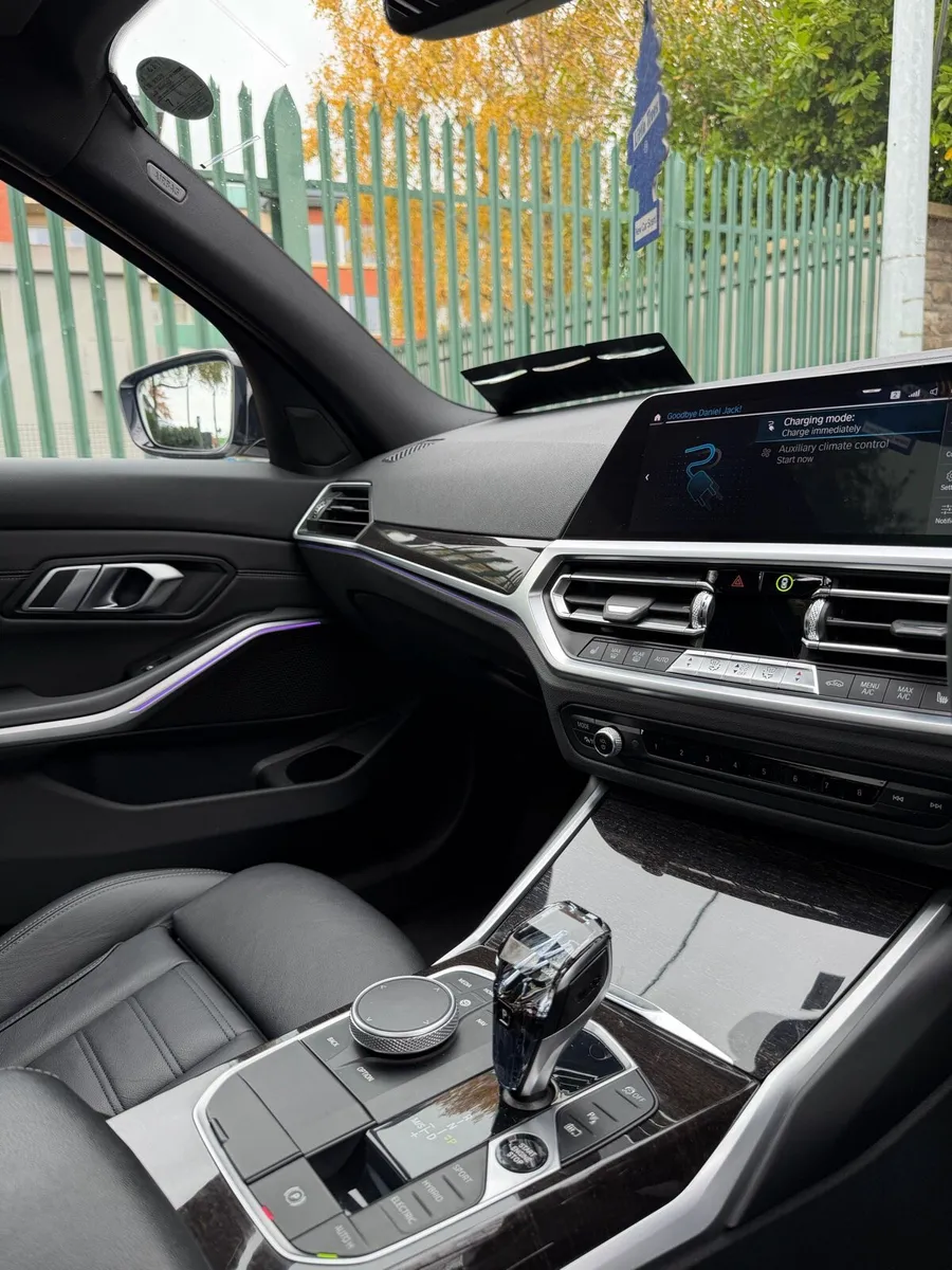 BMW 330E - Image 4