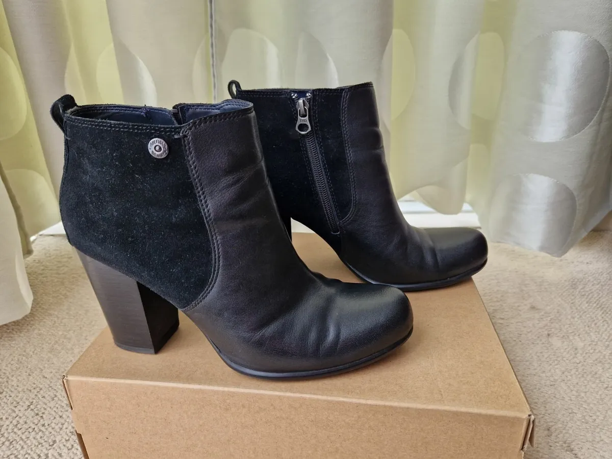 Genuine Tommy Hilfiger Ankle Boots UK7 - Image 3