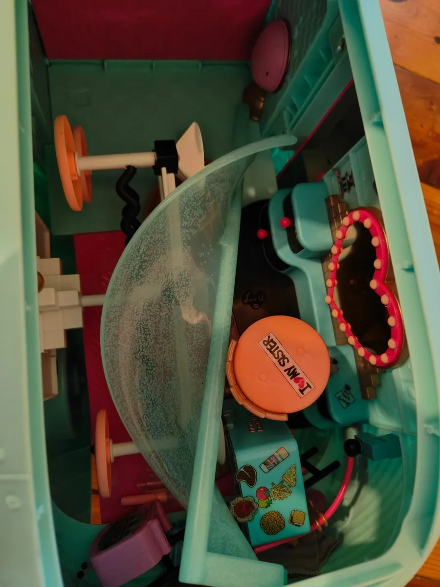 Lol doll house/ camper/ dolls - Image 3