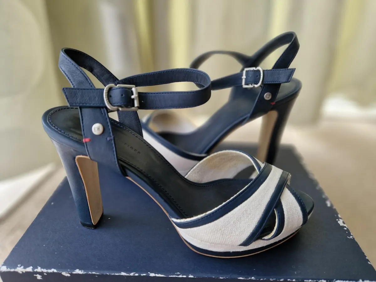 Genuine Tommy Hilfiger Sandal Heels UK7 - Image 3
