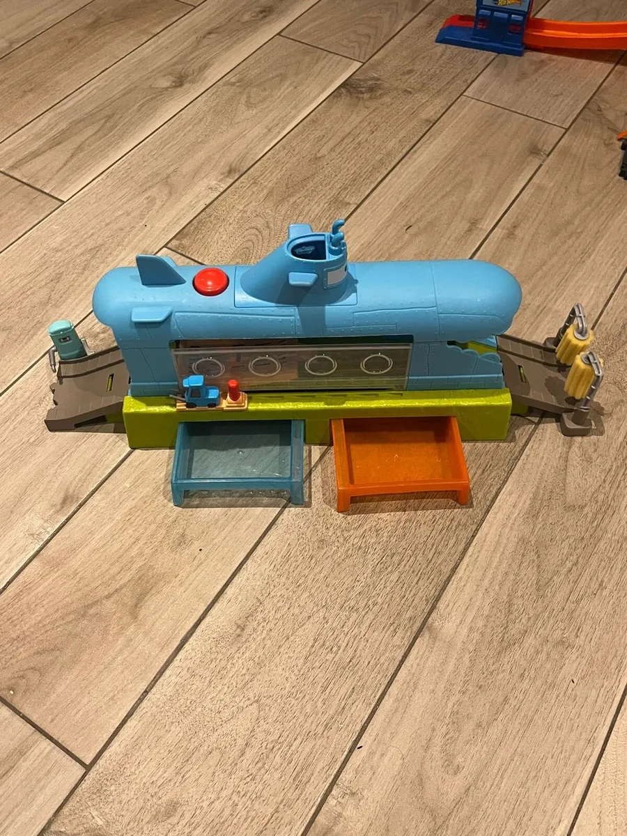 Hotwheels and Playmobil Bundle - Image 4