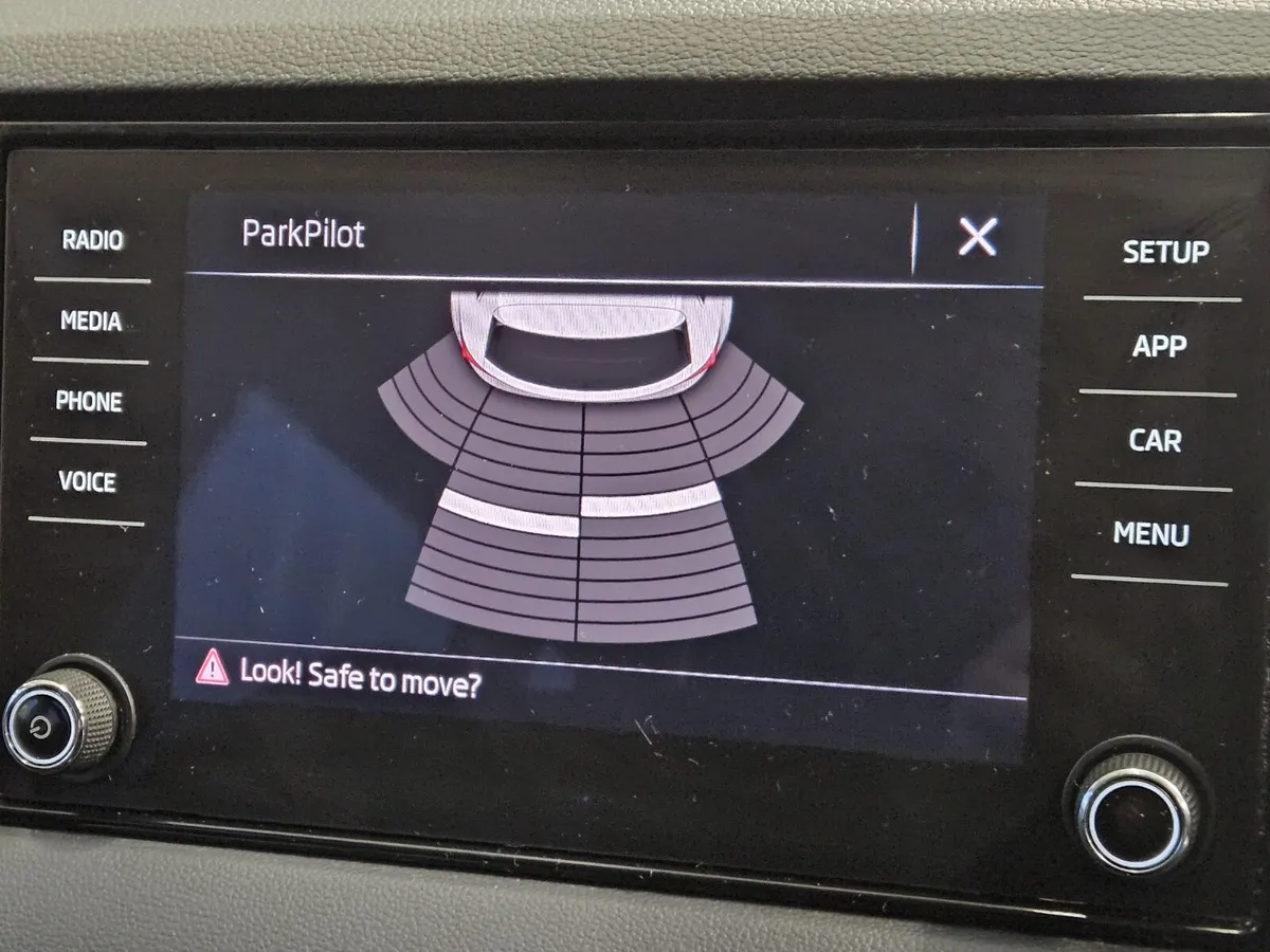 19 SKODA KAROQ AMBITION AUTOMATIC DIESEL - Image 4