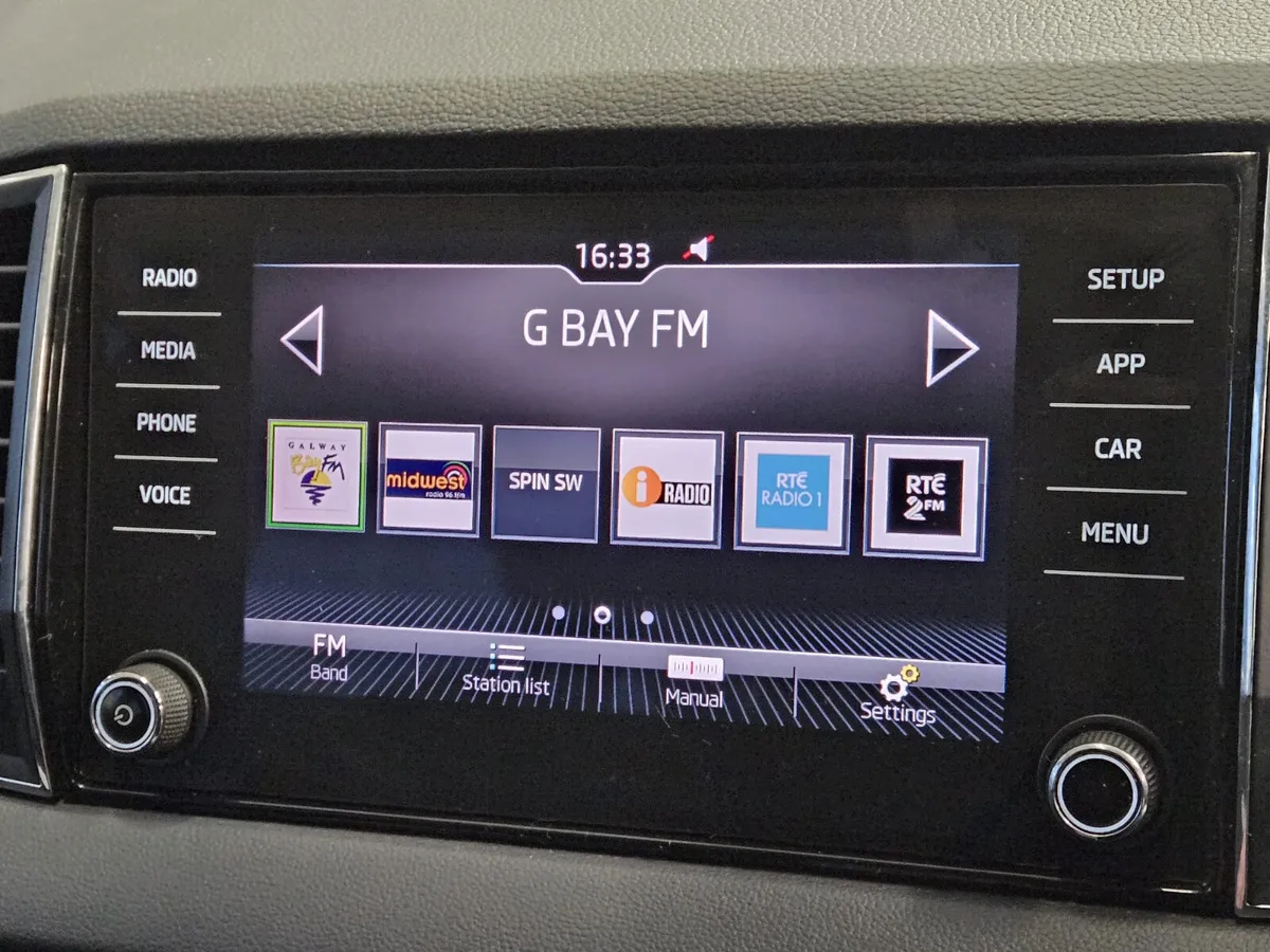 19 SKODA KAROQ AMBITION AUTOMATIC DIESEL - Image 3