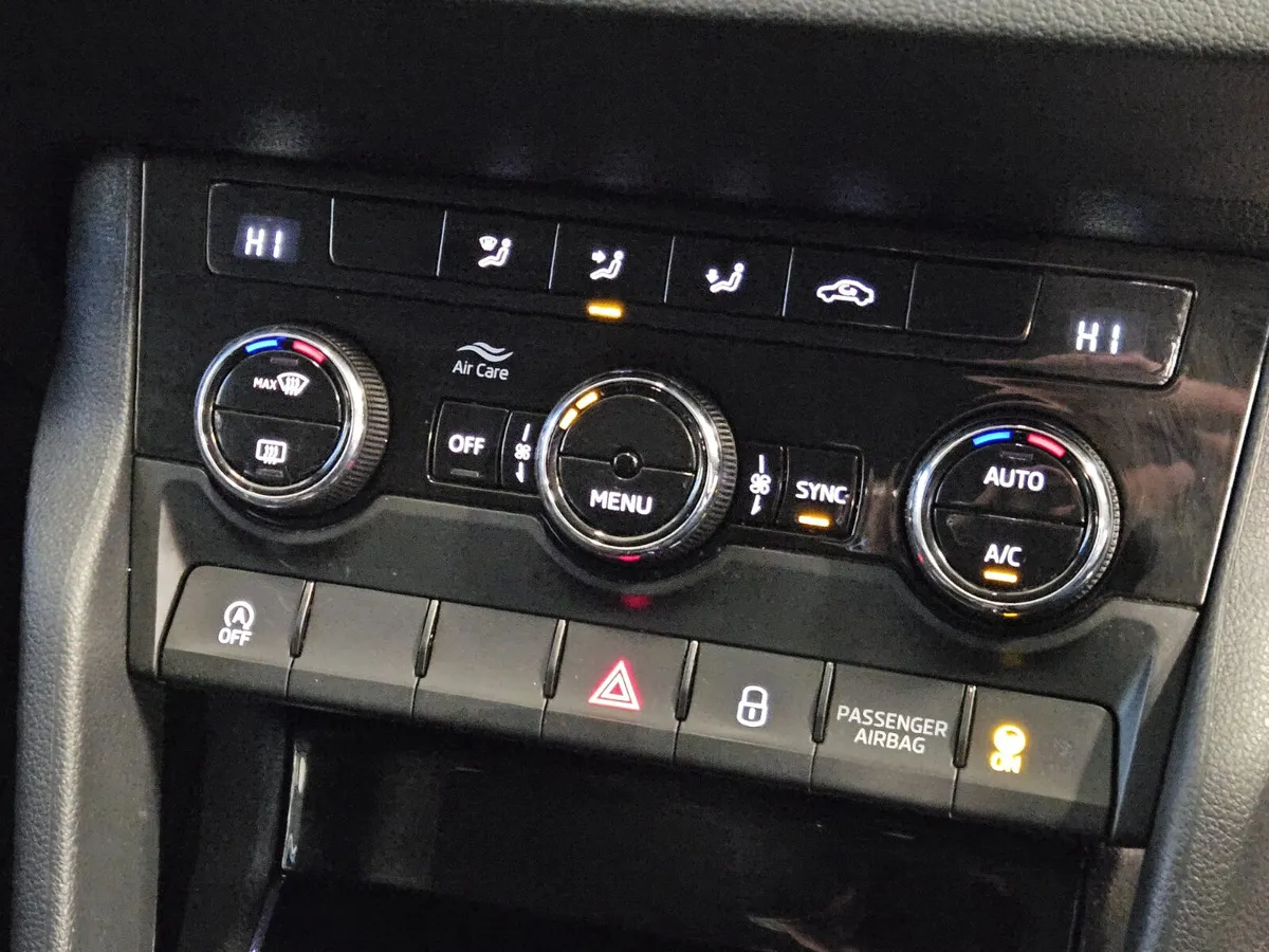 19 SKODA KAROQ AMBITION AUTOMATIC DIESEL - Image 2