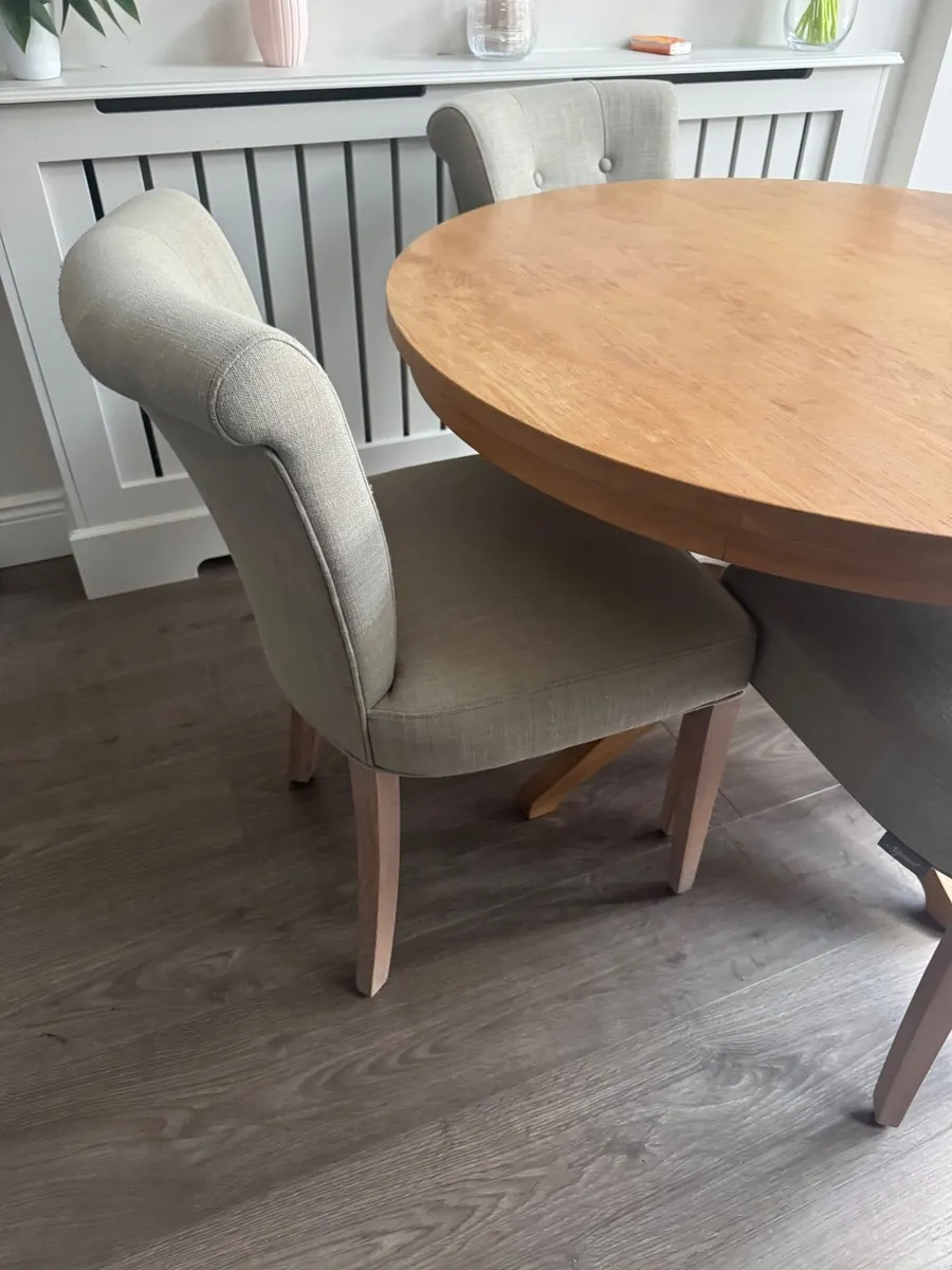 Neptune Henley dining table and Calverston chairs - Image 4