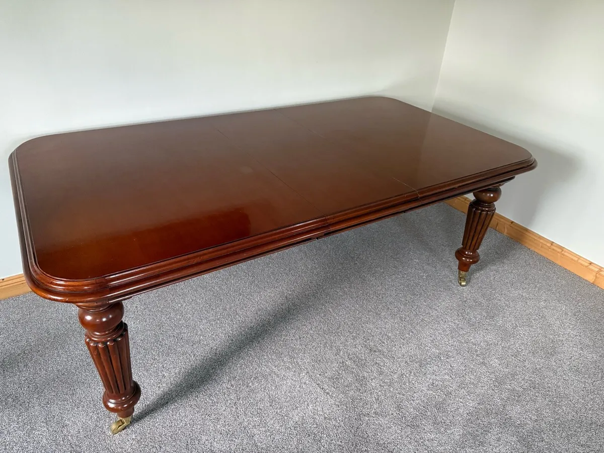 Table and chairs - Image 1