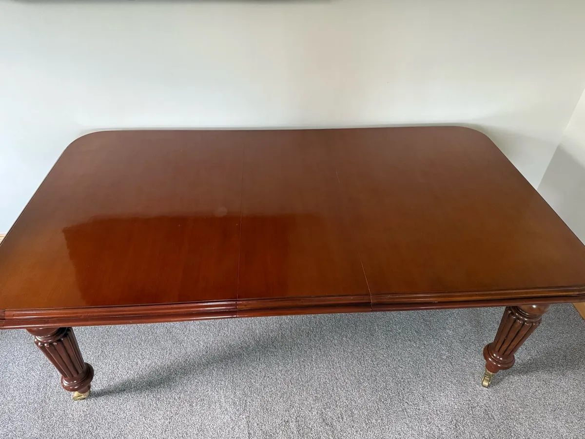 Table and chairs - Image 2