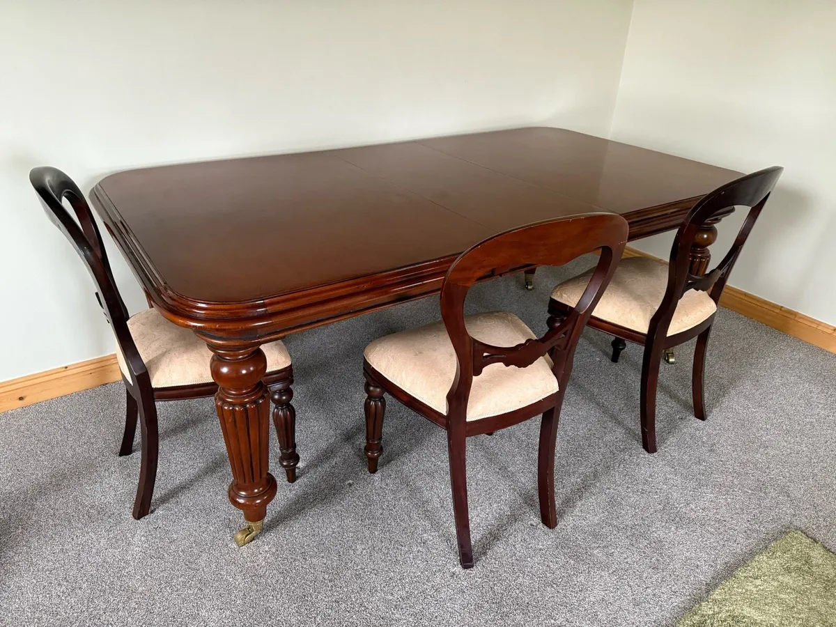 Table and chairs - Image 3