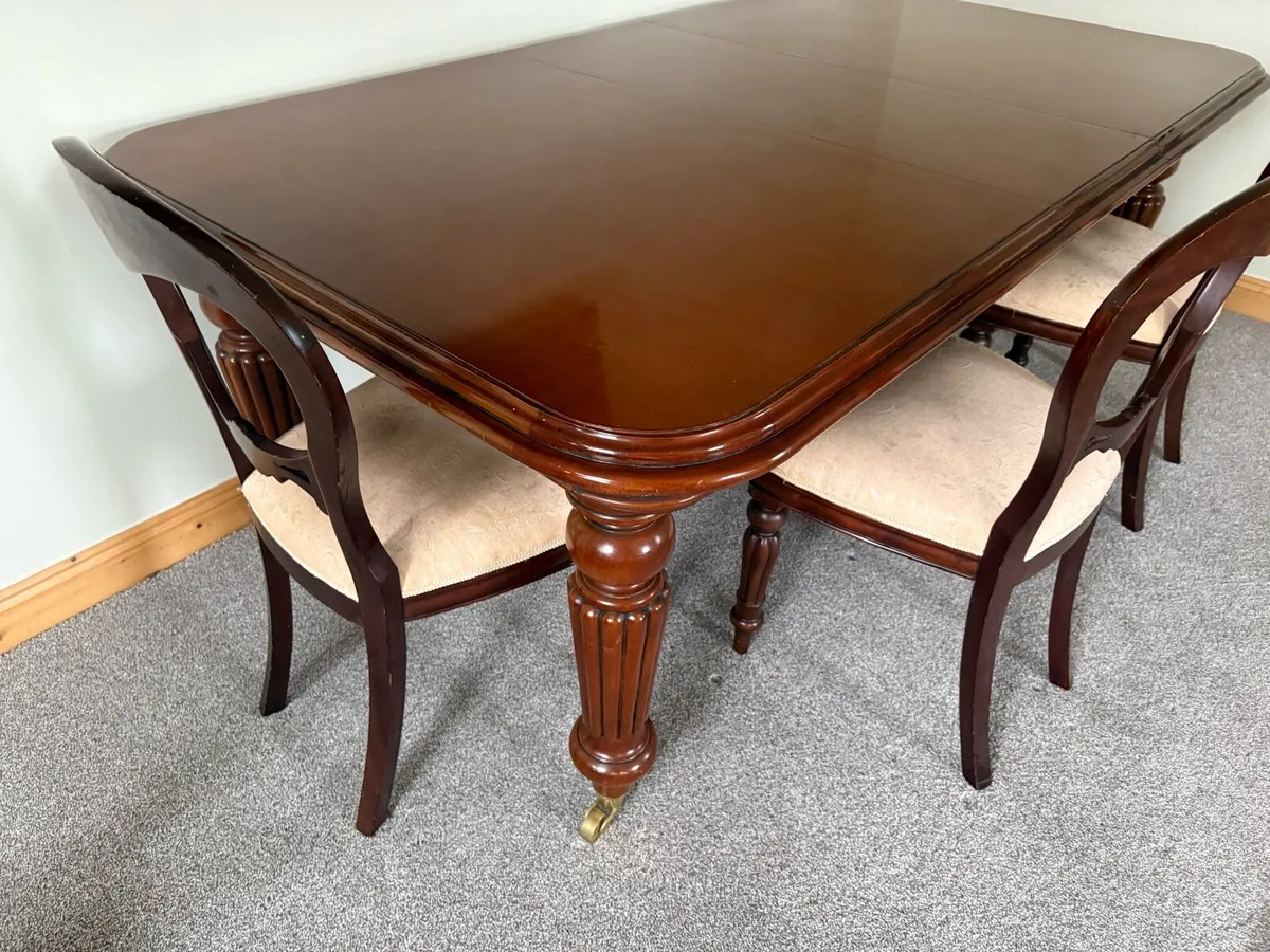 Table and chairs - Image 4