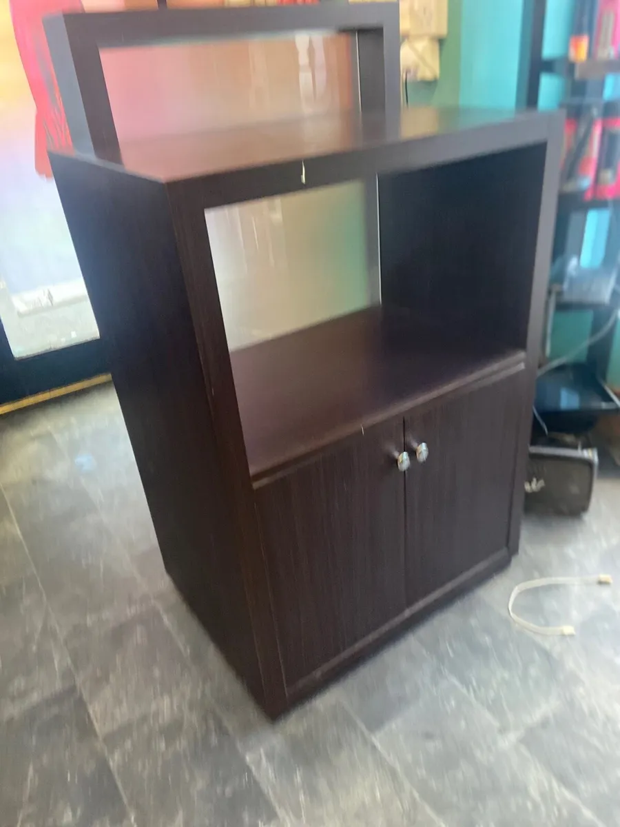 Hairdressing furniture. - Image 1