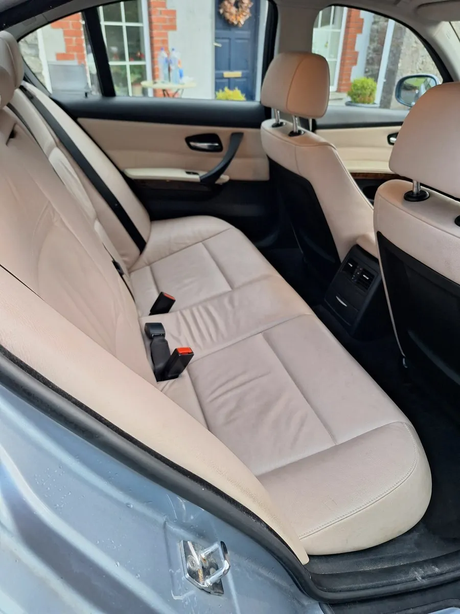 BMW 3-Series 2009 - Image 2