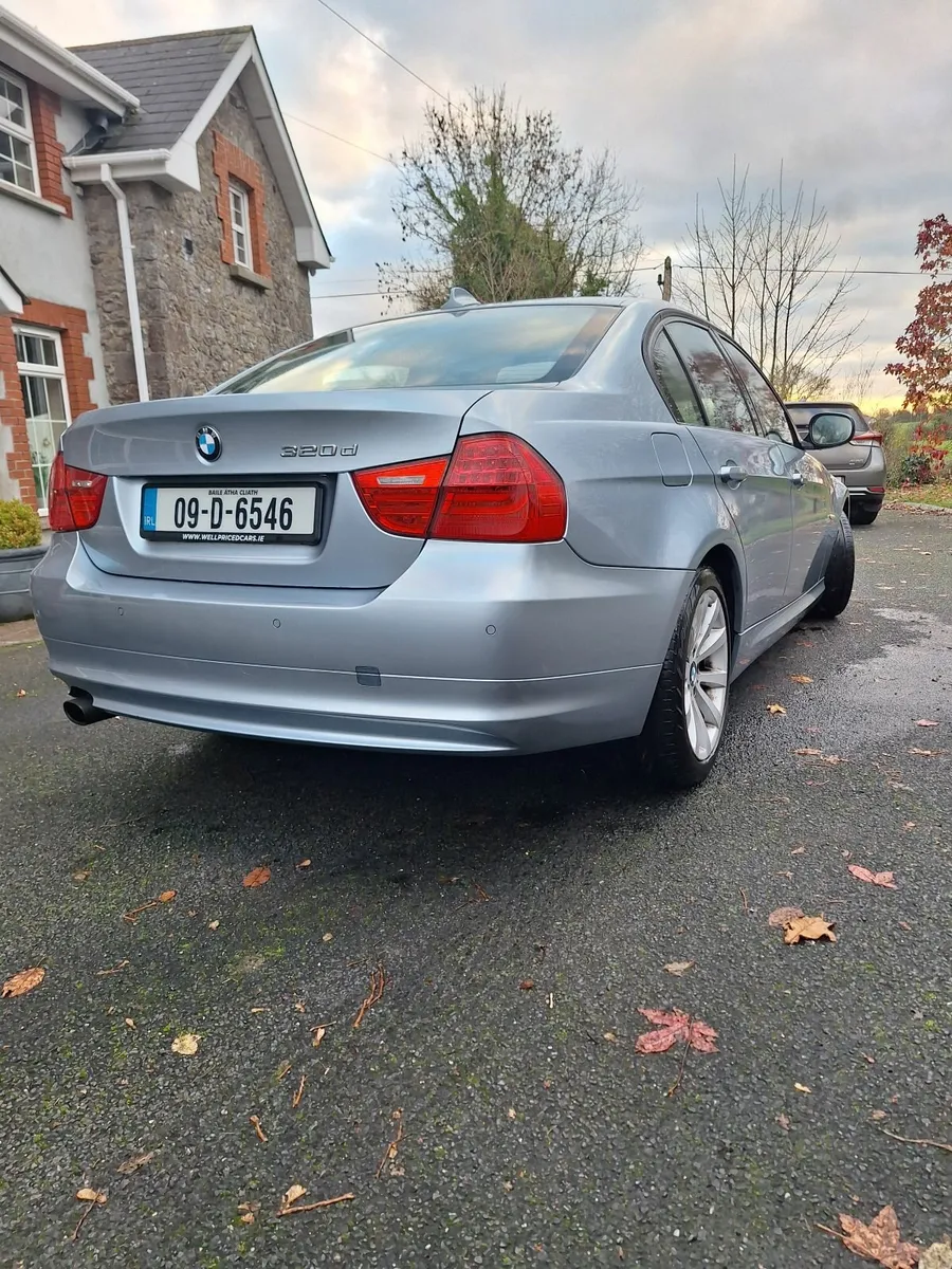 BMW 3-Series 2009 - Image 4